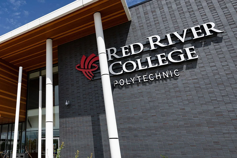RRC Polytech红河学院校舍外墙与英文校名标识