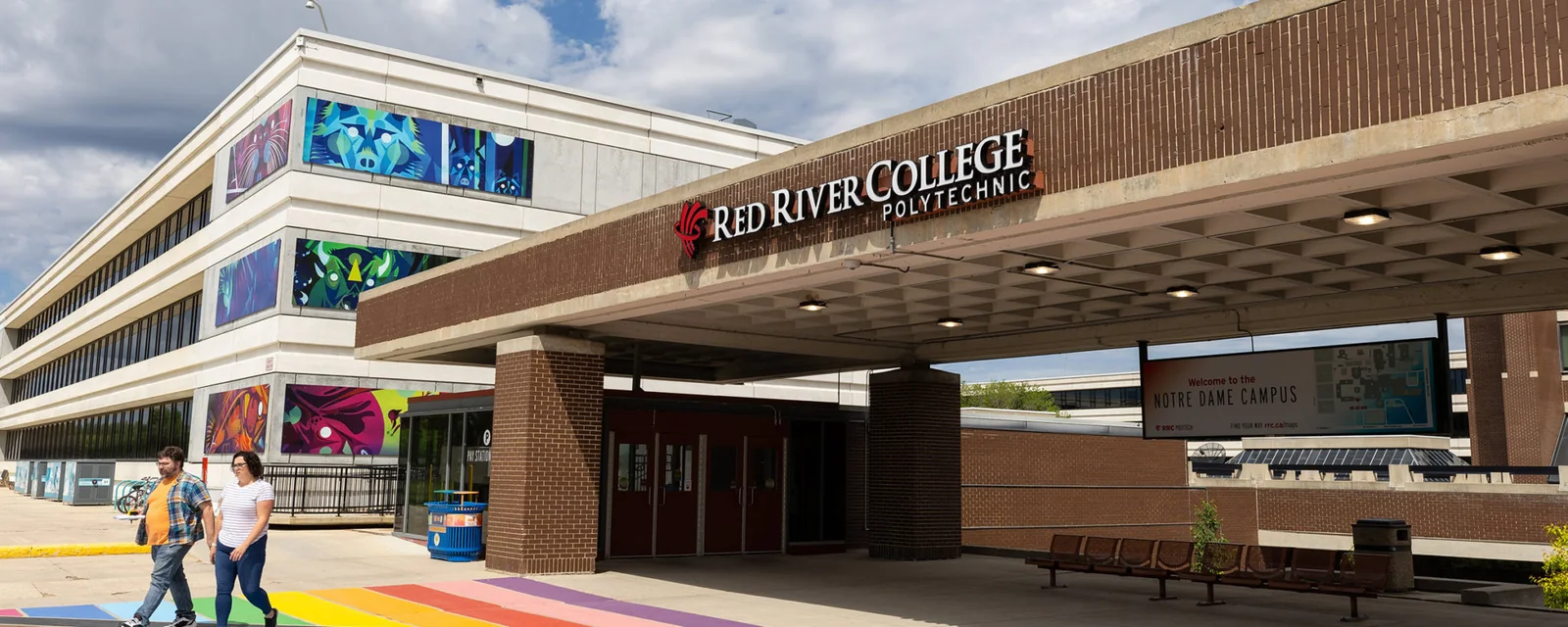 RRC Polytech红河学院Notre Dame Campus主入口与校园艺术墙