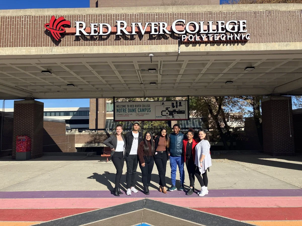 不同背景的RRC Polytech学生在Notre Dame Campus入口前合影