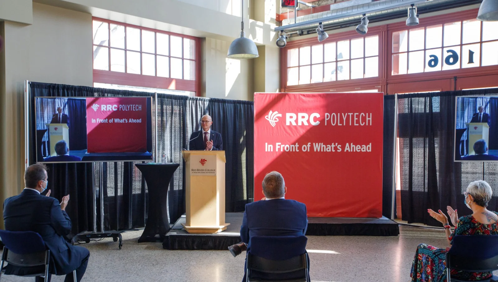 RRC Polytech学校活动发布现场与红色品牌背景板